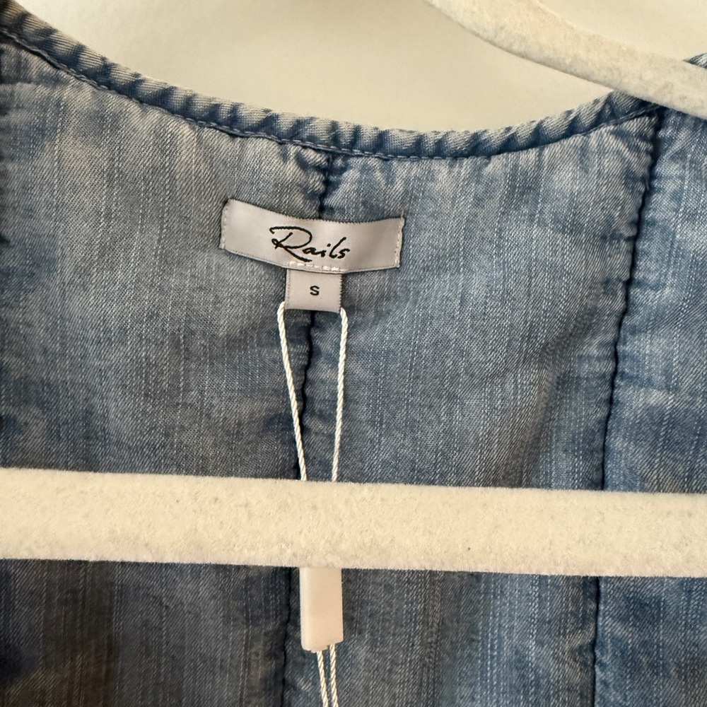 RAILS Bronte - Blue ‘Denim’ Cropped Quilted Vest - Picture 3 of 4